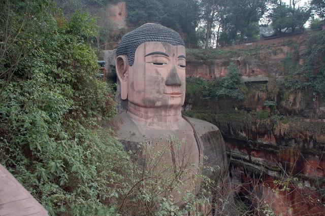 樂山大佛為何以屹立千年？又為何既不雙手合十也不打坐呢？