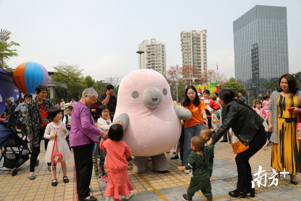 想要和萌萌噠的“鴨梨哥”見面嗎？快來布吉雕塑公益巡展吧