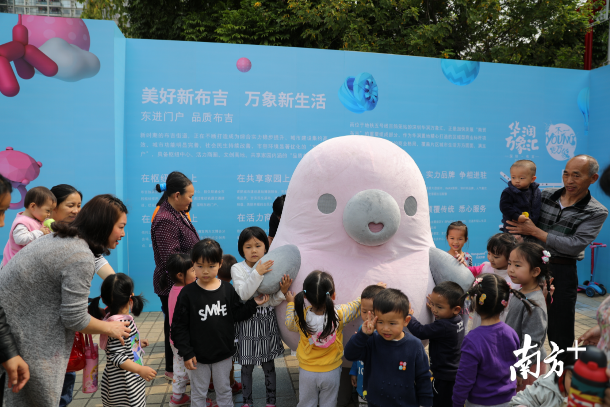 想要和萌萌噠的“鴨梨哥”見面嗎？快來布吉雕塑公益巡展吧